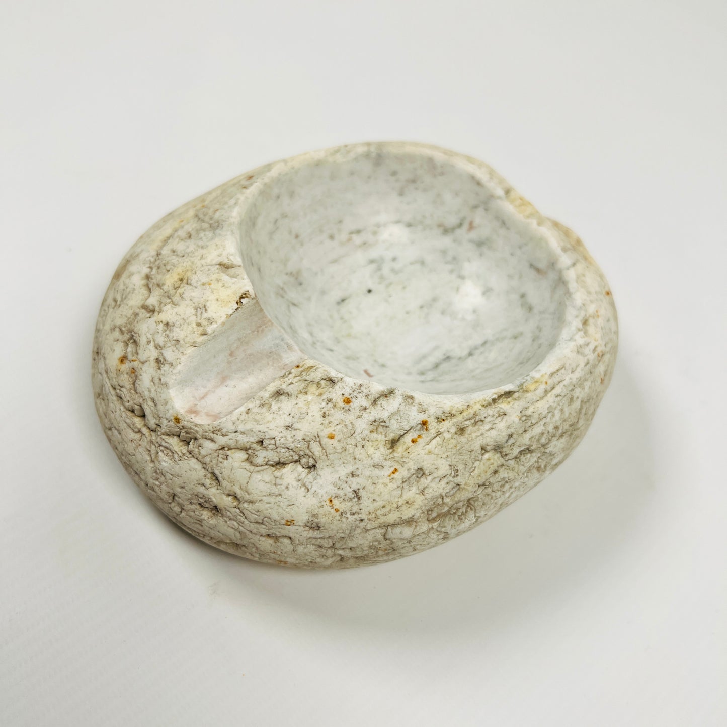 Streaked Eggshell Ash Tray - River Stone