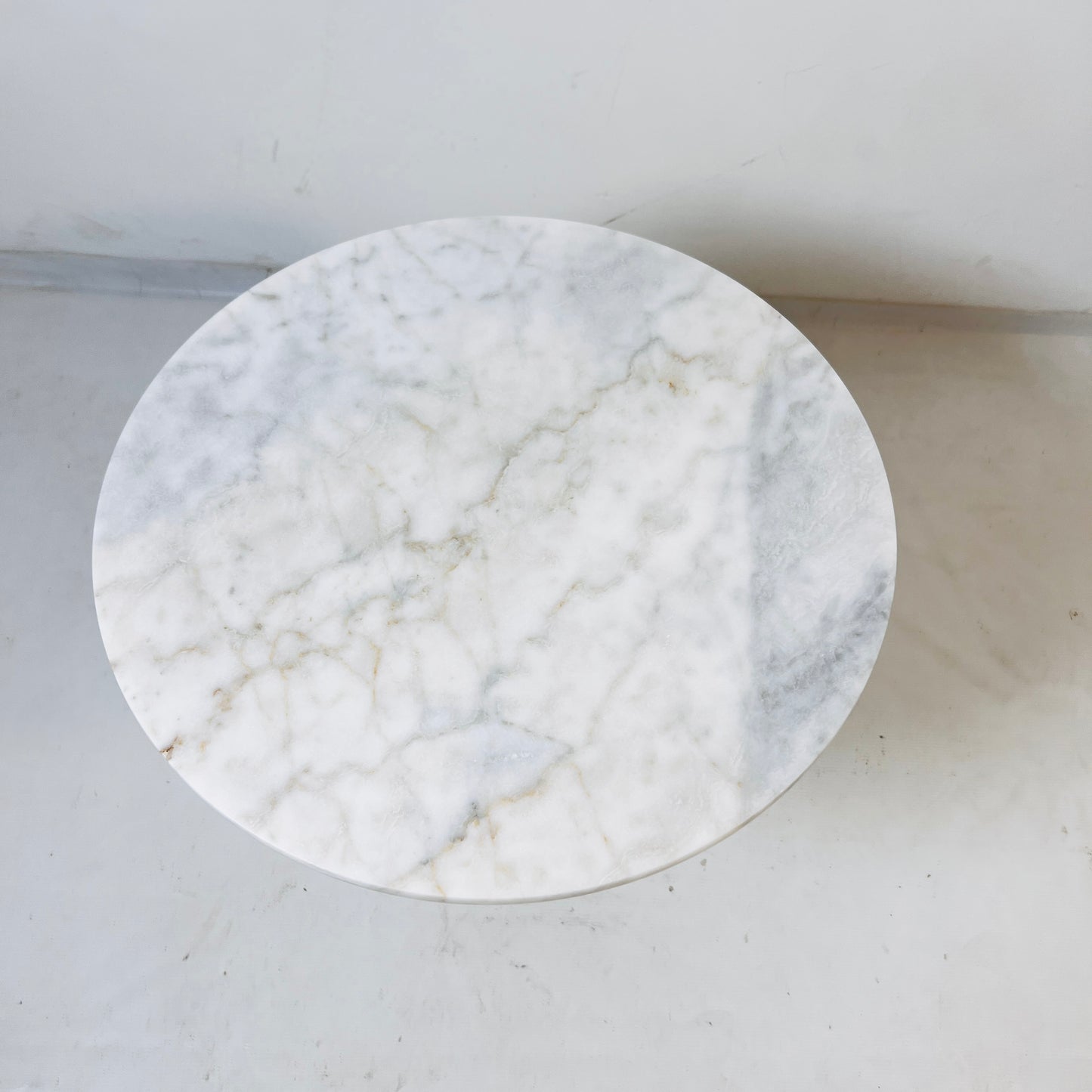 Driftstone Round Table - Gray