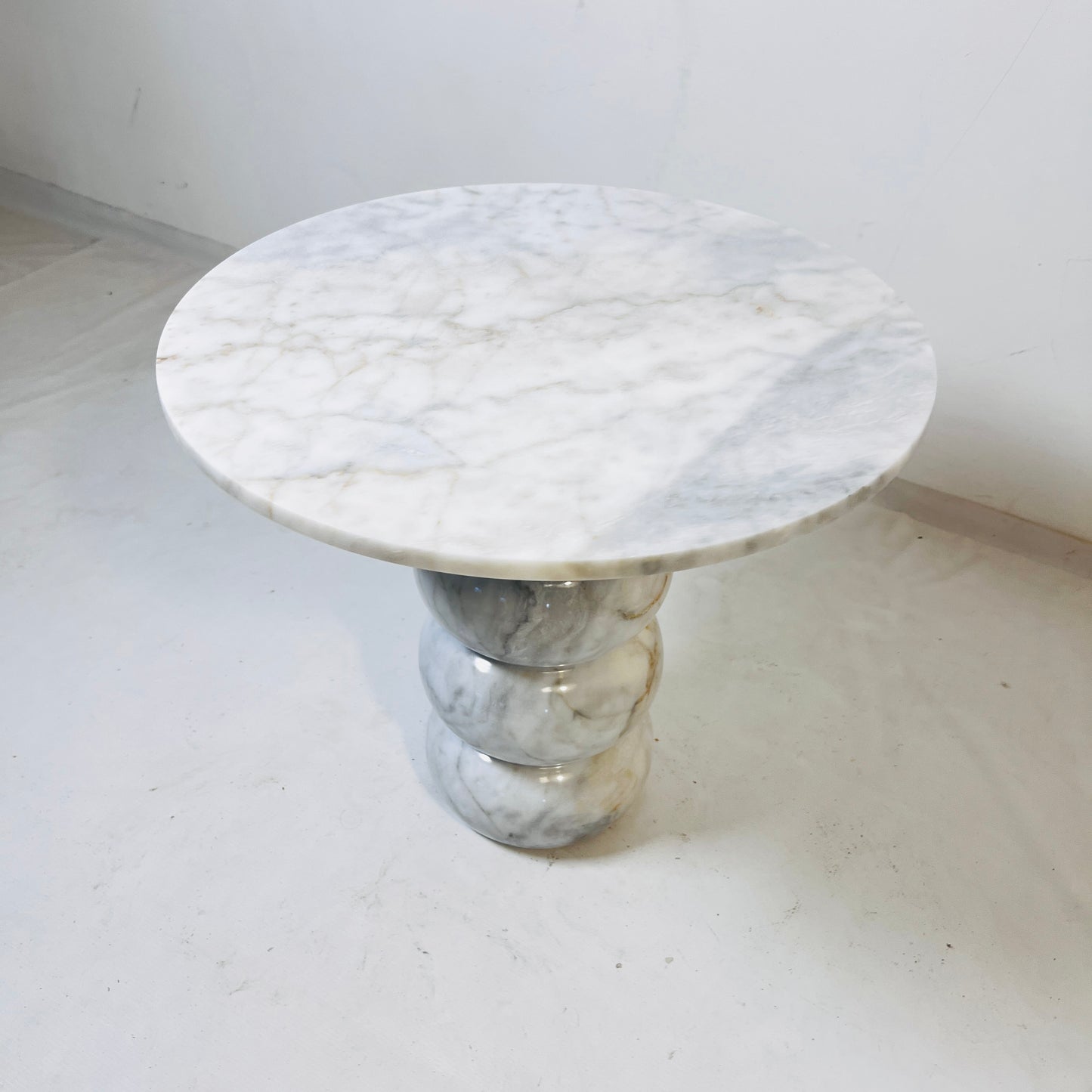 Driftstone Round Table - Gray