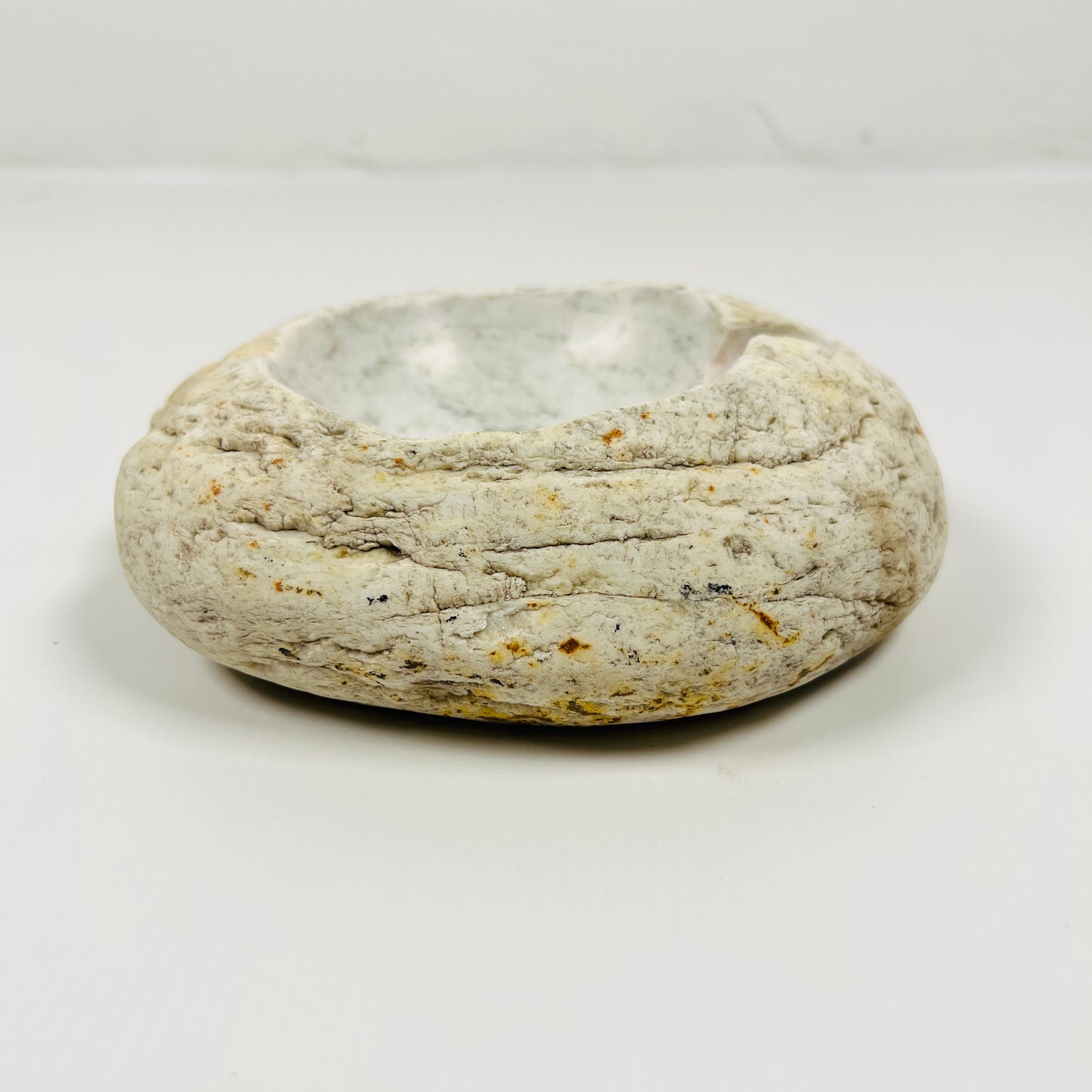 Streaked Eggshell Ash Tray - River Stone