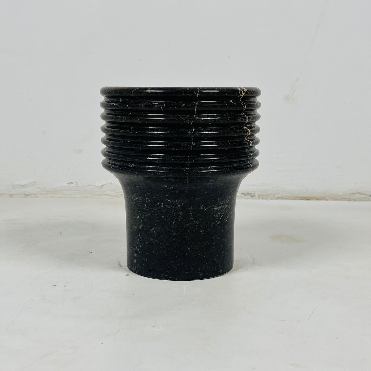 Echo Vase - Black