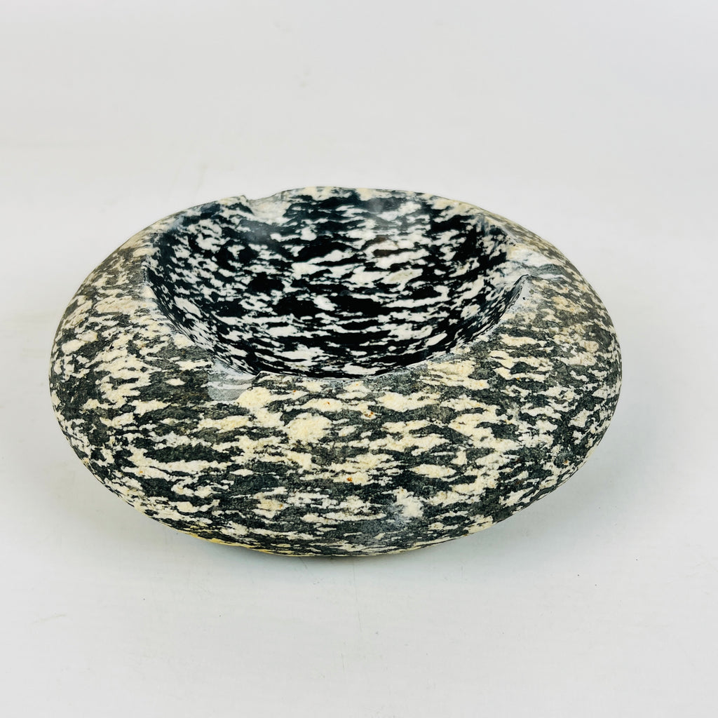 River Stone Black And White Grained Ash Tray